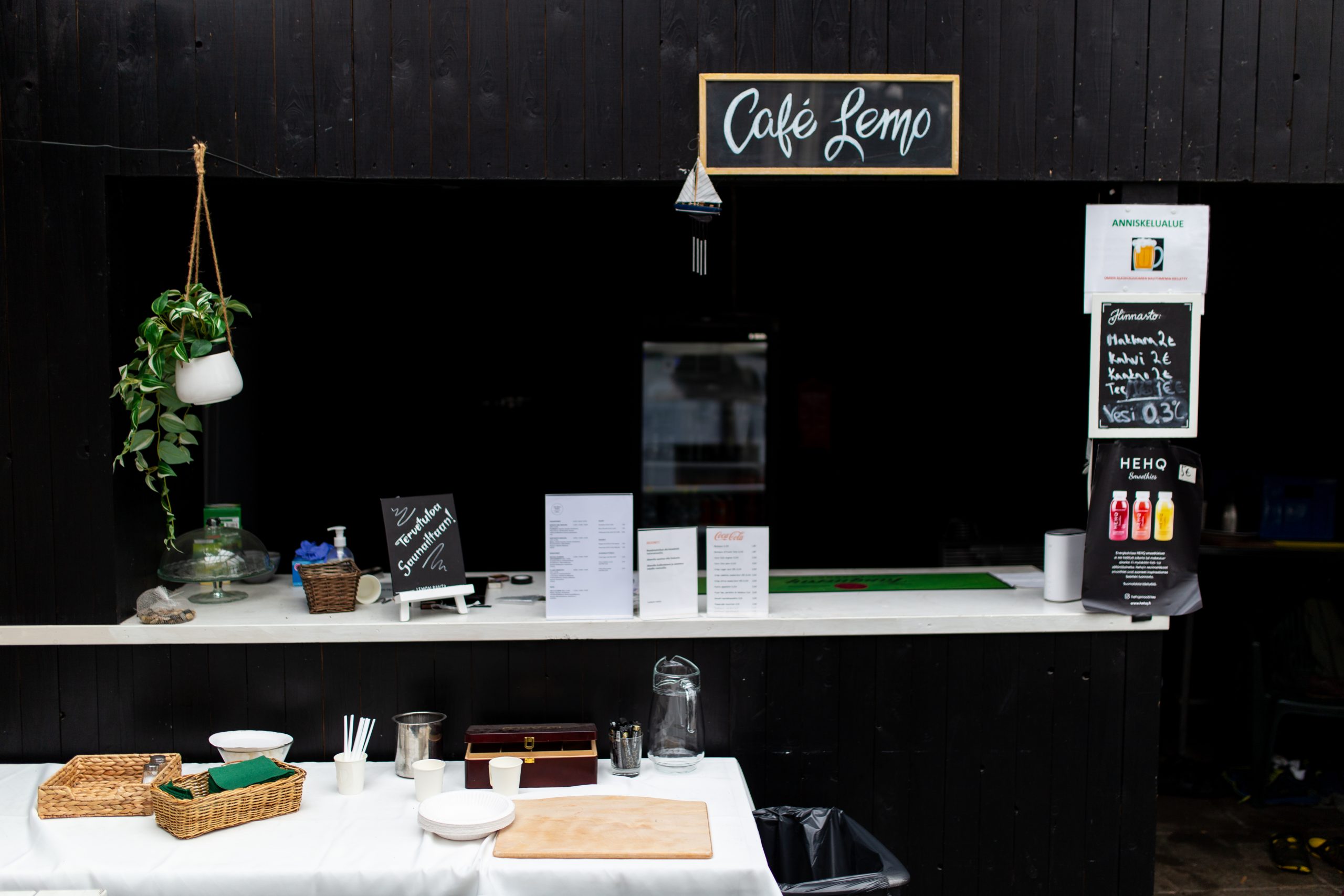 kahvila meren rannalla